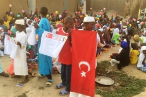 Mevlid-i Şerif çoçukları sevindirme meyve suyu büskivi dağıtımı