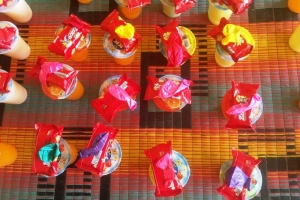 Mevlid-i Şerif çoçukları sevindirme meyve suyu büskivi dağıtımı