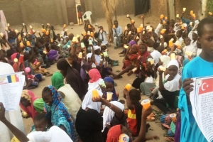 Mevlid-i Şerif çoçukları sevindirme meyve suyu büskivi dağıtımı