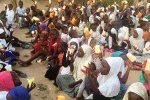 Mevlid-i Şerif çoçukları sevindirme meyve suyu büskivi dağıtımı