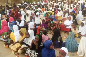 Mevlid-i Şerif çoçukları sevindirme meyve suyu büskivi dağıtımı