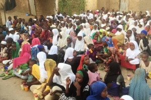 Mevlid-i Şerif çoçukları sevindirme meyve suyu büskivi dağıtımı