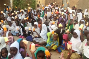 Mevlid-i Şerif çoçukları sevindirme meyve suyu büskivi dağıtımı