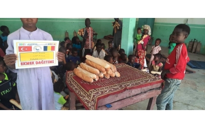 Afrika Kamerun ekmek dağıtımı