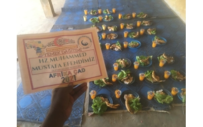 Afrika'da Peygamber efendimiz adına yemek dağıtımı