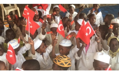 Afrikali çocukları sevindirmeye bisküvi dağıtmaya devam ediyoruz