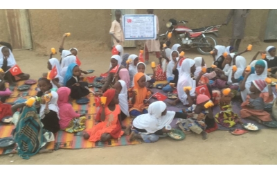 Afrika Çad medrese talebelerine yemek dağıtımı