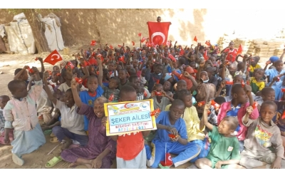 Afrika Nijerya Çocuk sevindirme bisküvi dağıtımı