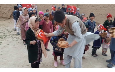 Afganistan cevizcan vilayetinde Ekmek dağıtımı yapıldı