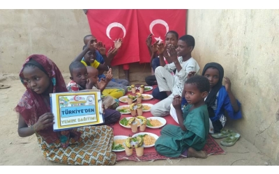 Afrika kıtasında Burkina Faso da yetim yoksul mazlum kardeşlerimize yemek dağıtımı yaptik