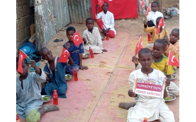 Dünyanın 3.en Fakir ülkesi Afrika Nijer de yemek dağıtımı