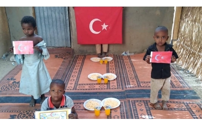 Afrika Malide yetim yoksul mazlum çocuklara yemek dağıtımı yapıldı