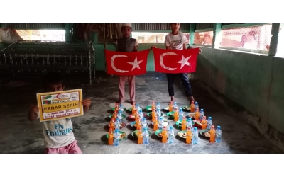 Ramazan ayında Arakan kamplarında yetim yoksul ailelere iftar yemeği verildi