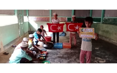 Ramazan ayı Arakan kamplarında iftar yemeği dağıtım organizasyonu