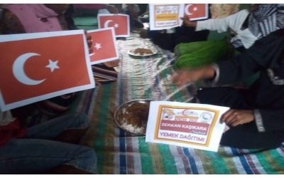 Afrika Madagaskar ülkesinde yoksul çocuklara yemek dağıtımı