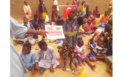 Afrika Kamerun çocukları sevindirme bisküvi dağıtımı gerçekleştirildi Ağustos 2022