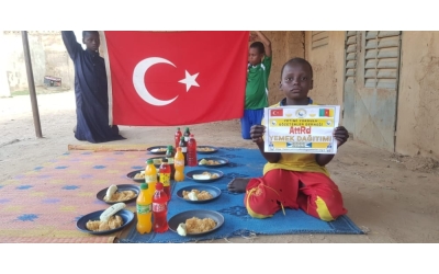 Yetimi yoksulu gozetenler derneği olarak Afrika Kamerunda yemek dağıtımı yaptik.