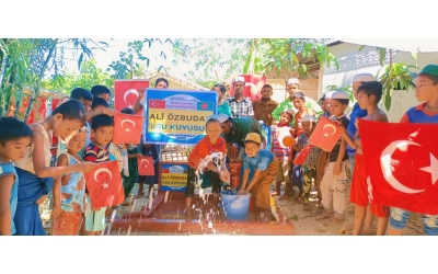 Bangladeş Arakan kamplarında Ali Õzbudak Camii bahçesi Su kuyusu açılışıni yaptık 