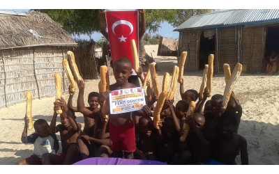 Africa madagaskar'da yetim yoksul çocuklara ekmek dağıtımlarimiz devam ediyor Yetimi yoksulu gözetenler uluslararası insani yardım ve eğitim derneği 