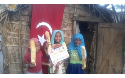 Afrika Madagaskar'da bize iletilen ekmeklerin dağıtımını yaptık 