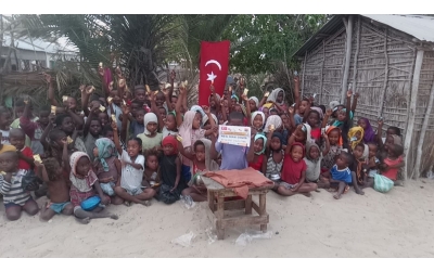 Afrika Madagaskar'da yetim ve yoksul çocuklara bisküvi dağıtarak sevinçlerine ortak olduk