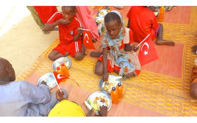 Afrika Çad bölgesinde yetim ve yoksul çocuklara yemek dağıtımında bulunduk Çocukları mutluluklarına vesile olduk 