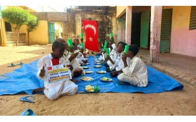 Afrika çad cumhuriyeti medresede hafızlara yemek dağıtımında bulunduk