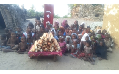 Afrika Madagaskar ülkesinde yetim ve yoksul çocuklara ekmek dağıtımında bulunduk çocukların sevinçlerine mutluluklarına vesile olduk