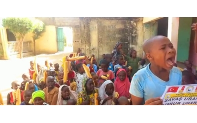 Afrika Çad bölgesinde yetim ve yoksul çocuklara ekmek dağıtımında bulunduk 