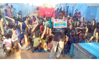 Bugün Afrika kamerunda şiddetli yağışlar ve seller sonucunda evsiz kalan çadırlarda yaşayan yetim yoksul ailelere ekmek dağıtımında bulunduk Kasım 2022