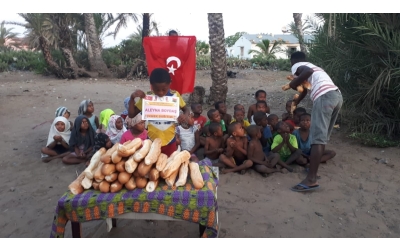 Madagaskar adasında yetim yoksul çocuklara ekmek dağıtımlarimiz dev rdiyor