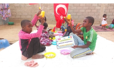 Çad bölgesinde yetim ve yoksul çocuklara yemek dağıtımında bulunarak onların sevinçlerine ortak olduk