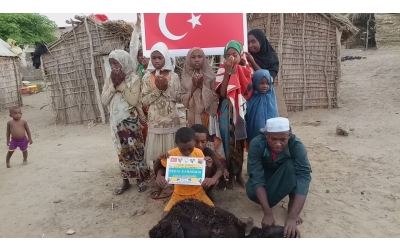 Afrika Madagaskar bölgesinde adak kurbanı kestirip yetim yoksul ailelere evlerinde ziyaret ederek dağıtımında bulunduk