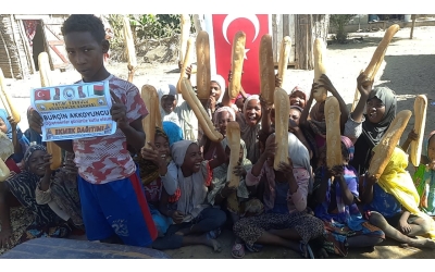 Öğretmenler günü hediyesi Afrika Madagaskar ülkesinde yetim ve yoksul çocuklara ekmek dağıtımında bulunduk 