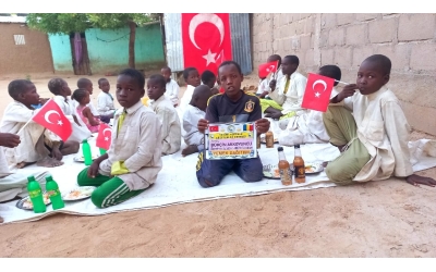 Öğretmenler günü hediyesi Afrika Çad yemek dagitimi