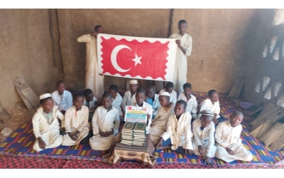 Afrika cad bölgesinde erkek medresimizde talebelerimize kur'an-ı Kerim dağıtımında bulundu