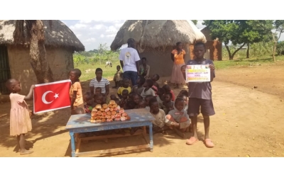 Afrika Uganda yoksul köylerinde ekmek dağıtımı yapıldı 