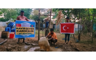 Bangladeş köylerinde Hayırsever kardeşler su kuyusu temel atma töreni gerçekleştirdik 