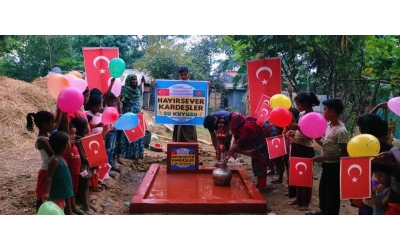 Bugün Bangladeş köylerinde hayırsever kardeşler su kuyusunun açılışını yaptık