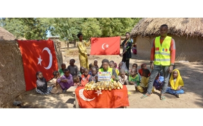 Afrika Çad köylerinde ekmek dağıtımı 