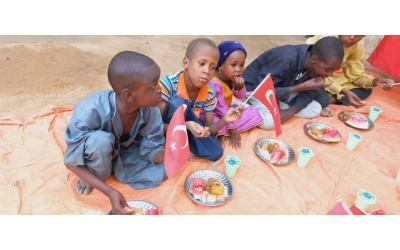 Madagaskar köylerinde çocukları sevindirme çikolata dağıtımı 