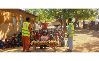 Afrika Çad ülkesinin fakir köylerinde çocuklarıa ekmek dağıtımı yapıldı Aralık 2022