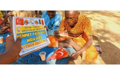 Afrika Çad ülkesinin fakir köylerinde çocuklarıa yemek dağıtımı yapıldı Aralık 2022