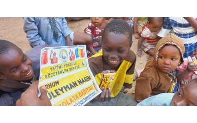 Afrika'da yetim ve yoksul çocuklara çikolata dağıtımlarımız devam ediyor