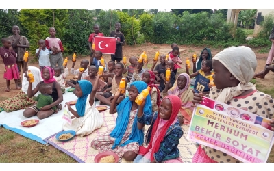 Afrika uganda'da yemek dağıtımında bulunduk