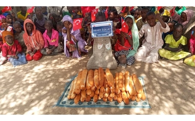 Afrika Kamerun'da ekmek dağıtımı Ocak 2023