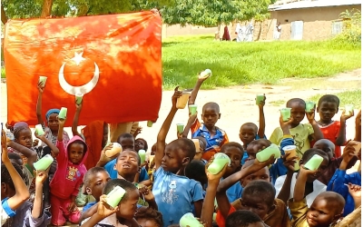 AFRİKA ÇOCUKLARI SEVİNDİRMEK