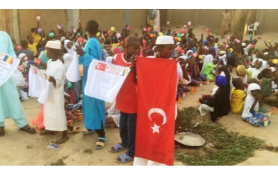 Afrika Mevlid-i Şerif çoçukları sevindirme meyve suyu büskivi dağıtımı