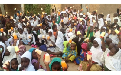 Mevlid-i Şerif çoçukları sevindirme meyve suyu büskivi dağıtımı