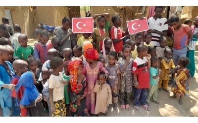 Afrikanın çeşitli ülkelerinde yüzlerce Kuran kursu öğrencisi, merkez üssü Kahramanmaraşın Pazarcık ve Elbistan ilçeleri olan 7,7 ve 7,6 büyüklüğündeki depremlerde hayatını kaybedenler ve yaralılar için dua etti.